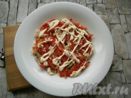 Этот слой также смазать майонезом.
