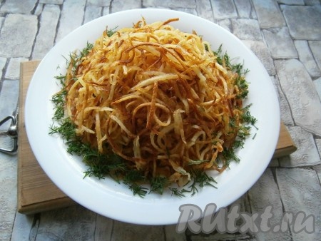 Покрыть салат густо и щедро картофельной соломкой, по краю салата (в нижней части) посыпать измельченным укропом.
