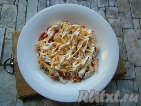 Следующий слой - 2/3 натертого на крупной терке сыра + майонез. Слои не придавливать.
