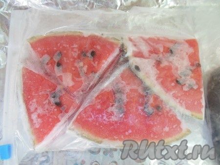 Через сутки замороженный арбуз выглядит, как на фото.
