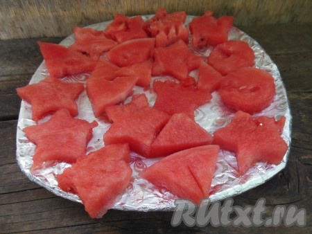 Переложите мякоть арбуза на тарелку, застеленную фольгой, и уберите на пару часов в морозилку.
