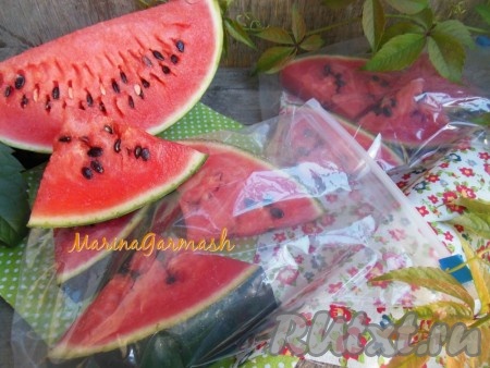 Когда арбуз подморозится, переложите его в пищевые контейнеры, пакеты для заморозки или обычные целлофановые пакеты, хорошо закройте. Отправьте замороженные дольки арбуза на хранение в морозилку. Срок хранение такой заготовки около 6 месяцев. 

