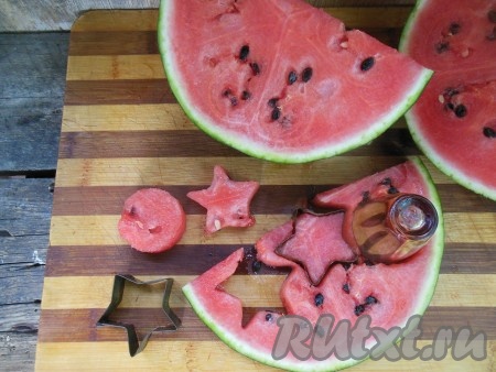 Второй способ: заморозка арбуза без косточек и без кожуры (только мякоть).

Вырежьте мякоть арбуза, это можно сделать при помощи формочек для печенья или стаканов, а можно просто нарезать ножом на кусочки произвольной формы. Я использовала формочки для печенья (замороженная мякоть арбуза, предварительно вырезанная с помощью формочек, будет эффектно смотреться, например, в качестве кубиков для льда в напитках). Удалите из мякоти косточки. 