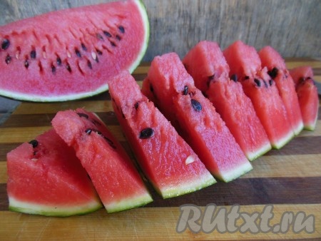 Первый способ: заморозка арбуза дольками со шкуркой.

Арбуз промойте под проточной водой, разделите на 4 части, нарежьте на дольки.