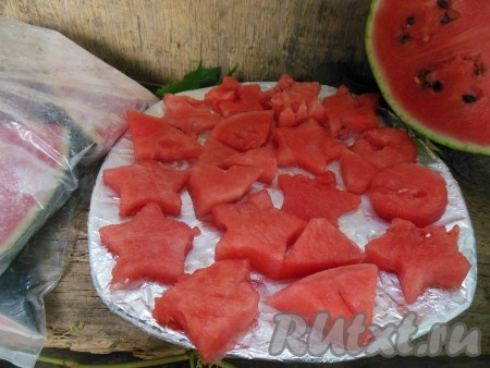 Через пару часов мякоть арбуза подморозится, теперь ее можно убрать в подходящую тару: пищевой контейнер, пакет для заморозки или целлофановый пакет. Затем тару герметично закройте и отправьте на хранение в морозилку. Срок хранение такой заготовки не более 6 месяцев. Замороженная мякоть арбуза прекрасно подходит для десертов, охлаждения напитков (вместо льда), приготовления смузи.
