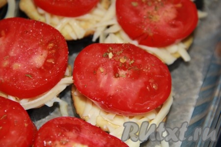 Слегка посолить помидоры. По желанию, можно посыпать специями.
