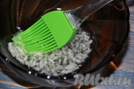 Чеснок очистить, пропустить через пресс и выложить в пиалку. Добавить к чесноку, примерно, 2 столовые ложки воды. С помощью силиконовой кисти перемешать воду с чесноком.