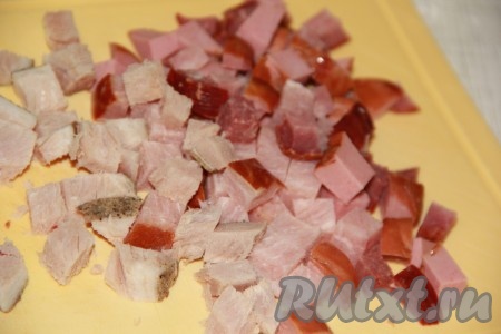 Колбасное ассорти нарезать на кубики.
