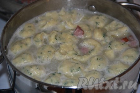 Варить суп 10 минут на небольшом огне.
