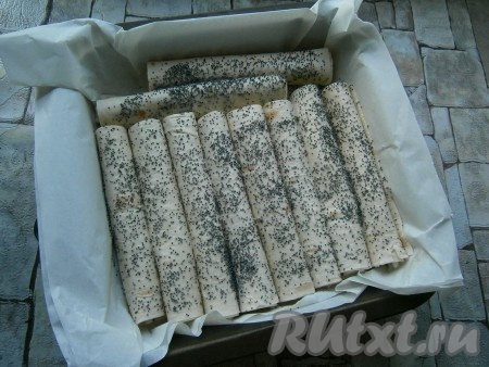 Масло сливочное растопить и смазать им трубочки сверху, посыпать маком.