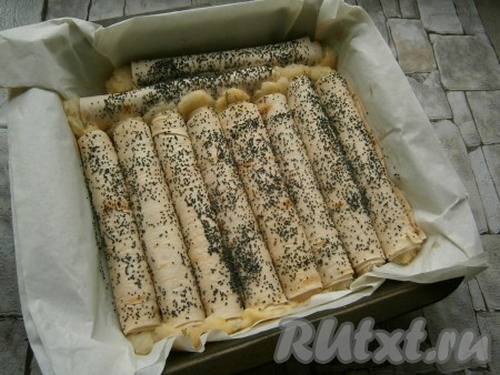 Духовку разогреть до 200 градусов, запекать трубочки около 25 минут.&nbsp;