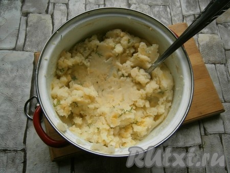 Сюда же добавить и пропущенный через пресс чеснок, хорошенько перемешать, дать остыть и картофельная начинка для трубочек из лаваша готова.
