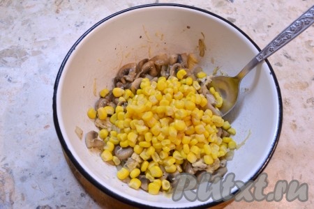 Далее добавить консервированную кукурузу, предварительно слив с неё жидкость, перемешать.
