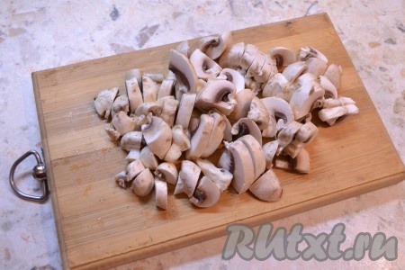 Шампиньоны нарезать средними кусочками.