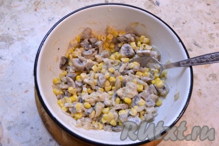 Снова перемешать, если нужно, посолить и поместить салат в холодильник на 15-20 минут.
