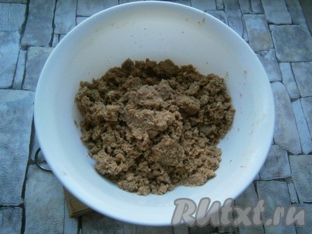 Снова все смешать руками, должна получиться масса, которая при сдавливании хорошо лепится.