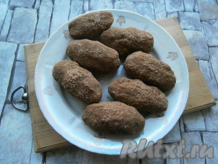 "Картошку" поместить на тарелку и отправить на 1 час в холодильник.
