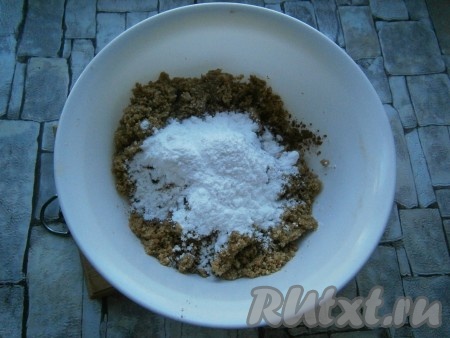 Все хорошо перемешать и размять руками, всыпать сахарную пудру.