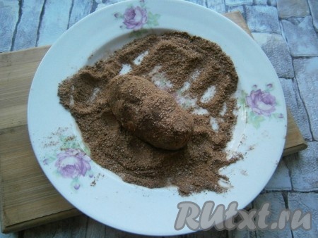 Затем руками слепить из подготовленной массы небольшие овальные пирожные и обвалять их в приготовленной смеси какао и сахара.

