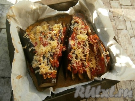 Затем фольгу убрать и посыпать баклажаны натертым на терке оставшимся сыром. Запекать баклажаны еще минут 10 при той же температуре.
