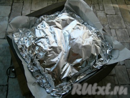 Накрыть баклажаны фольгой и отправить в разогретую до 180-190 градусов духовку на 40 минут.