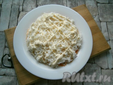 Яйца разделить на желтки и белки. Белки натереть на средней терке и выложить следующим слоем + майонез.
