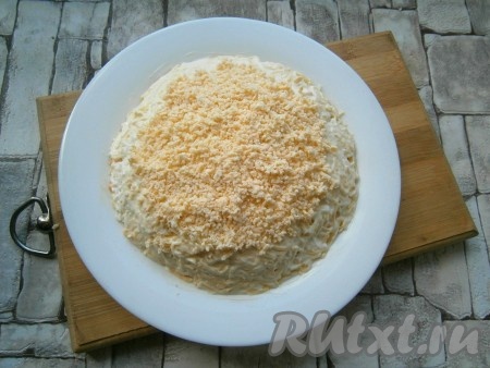 Желтки также натереть и посыпать ими салат сверху, майонезом не смазывать.
