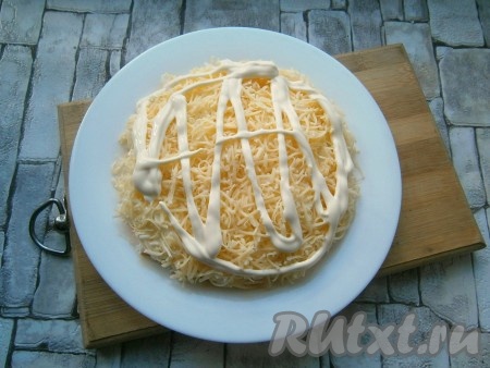 Далее выложить натертый твердый сыр + майонез.
