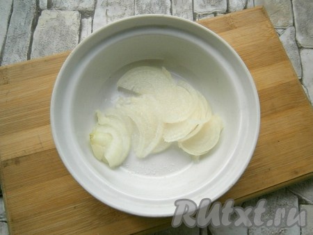 Лук очистить, нарезать тонкими полукольцами или четвертинами, влить уксус и всыпать сахар, перемешать и оставить мариноваться на 15 минут.
