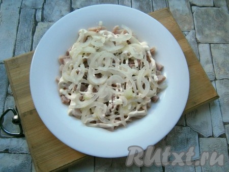 Вторым слоем выложить отжатый маринованный лук.
