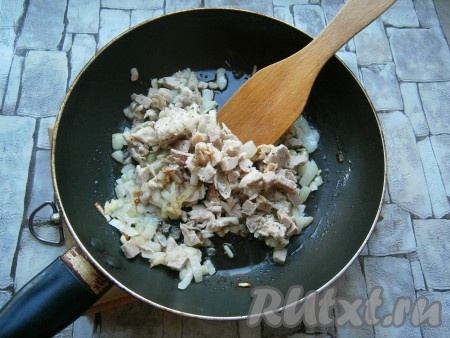 Лук очистить, нарезать мелко, обжарить на растительном масле, помешивая, до золотистого цвета. Затем добавить нарезанное небольшими кусочками отварное мясо курицы, посолить и поперчить. Обжаривать лук с куриным мясом, помешивая, минуты 3-4, после чего остудить начинку для картофельных зраз.
