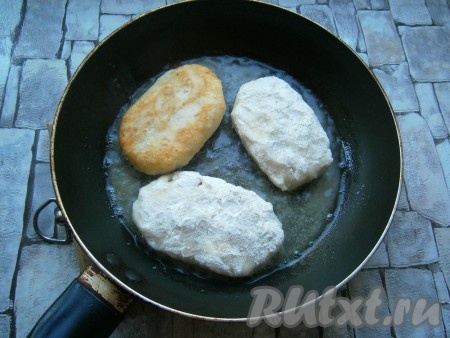 Таким же образом подготовить все зразы. Разогреть в сковороде растительное масло, выложить несколько зраз и обжарить их на среднем огне до румяной корочки с двух сторон (примерно, по 3-4 минуты с каждой стороны). Таким образом обжарить все зразы.