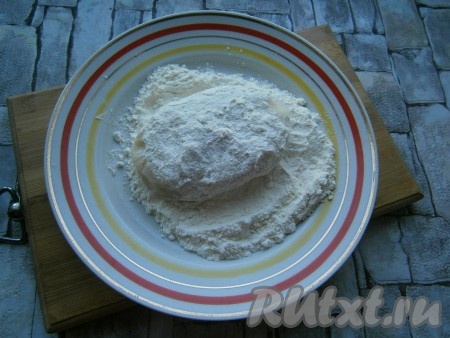 Слепить края лепешки по типу пирожка, обвалять в муке со всех сторон.
