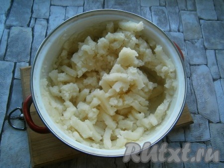 Слить воду, картофель растолочь, дать остыть до теплого состояния.