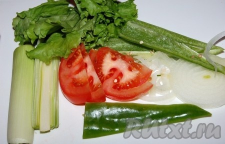 Приготовим овощи для гриля. Тонко их нарежем.