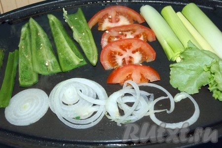 Уложим овощи на разогретый гриль, слегка смазанный оливковым маслом.