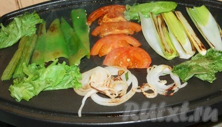 По мере готовности овощи перевернуть на другую сторону.