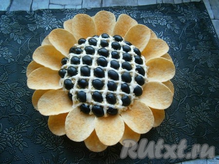 Салату дать пропитаться в холодильнике около 1 часа, а перед подачей украсить по кругу чипсами в два ряда и можно подавать к столу.
