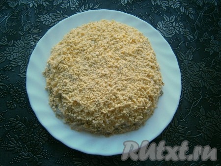 Обсыпать весь салат натертыми вареными желтками, майонезом не смазывать.