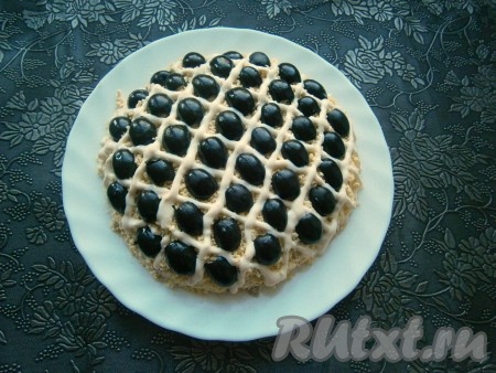 Аккуратно сверху нанести ровную сетку из майонеза, украсить половинками черных оливок.
