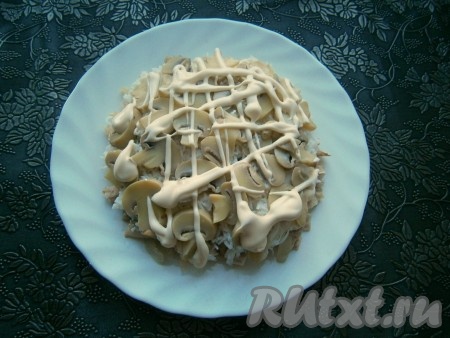 Нанести сеточку из майонеза.
