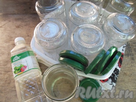 Для такой заготовки отлично подходят банки с винтовыми крышками.&nbsp;Баночки для заготовок промойте под проточной водой. Для стерилизации влейте в одну баночку, примерно, 30 мл уксуса, закройте крышечкой и тщательно потрусите (уксусом одновременно стерилизуются и банка, и крышка), также поступите с остальными банками.
