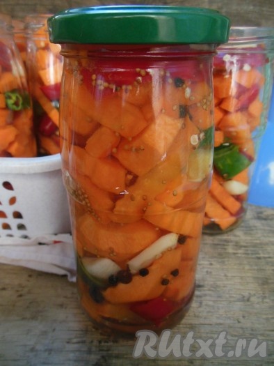 Пробовать вкусную, хрустящую, в меру острую маринованную морковь можно уже через три дня, но чем дольше она постоит в банках, тем вкуснее станет. Скажу сразу, у нас такая закуска очень популярна в семье, подаю ее зимой к каше, макаронам, борщу, печеному мясу и рыбе. Думаю, понравится она и вам!
