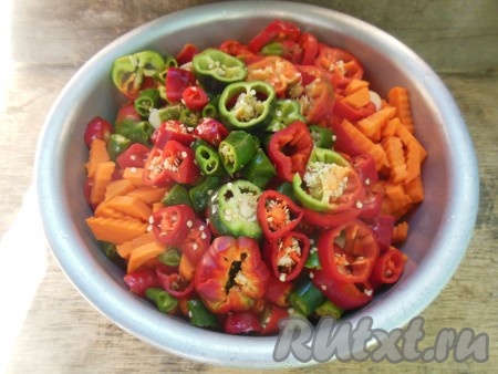В глубокой миске смешайте нарезанные овощи: морковь, перцы и чеснок.

