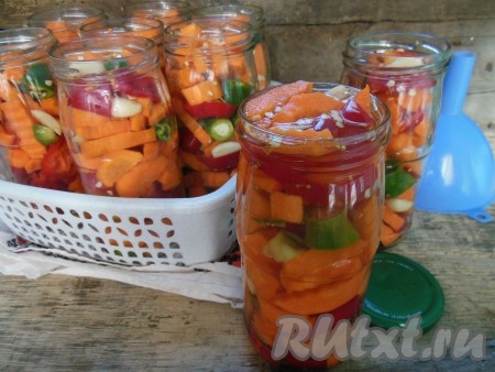 Залейте банки холодным маринадом так, чтобы овощи были полностью в маринаде (вливать маринад в банки удобно с помощью воронки). Закройте банки крышками и сразу же уберите в холодильник или погреб на хранение.
