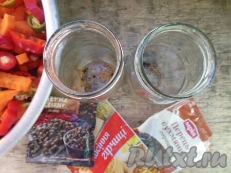 На дно каждой банки положите специи: 2 горошины душистого перца, 7 горошин черного перца и половину чайной ложки горчицы в зернах.
