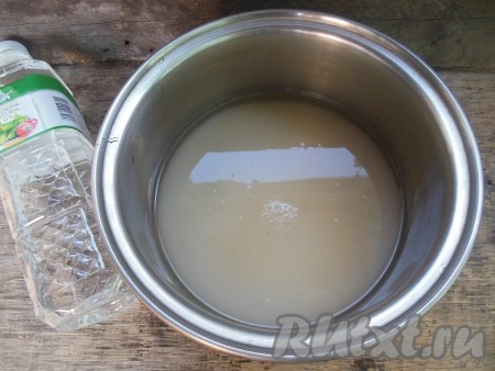 Для приготовления маринада смешайте в кастрюле соль и сахар, добавьте воду, поставьте на огонь. 