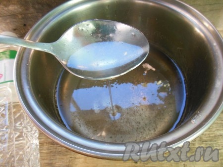 Доведите маринад до кипения, проварите несколько минут, затем снимите с огня и дайте полностью остыть.&nbsp;Остывший маринад будет густоват.
