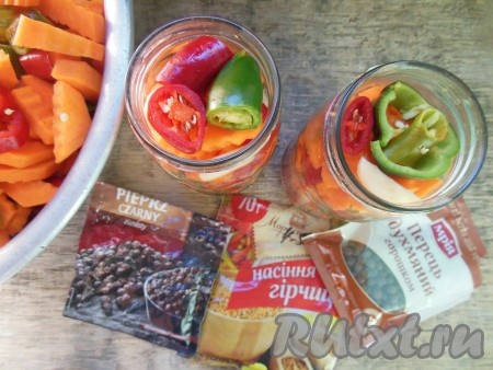 &nbsp;Плотно заполните баночки овощами.