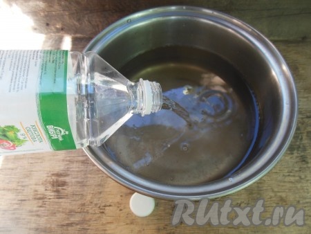 Добавьте в остывший маринад уксус и тщательно перемешайте.
